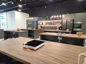 Mobile Kitchen Stands vs. Fixed Countertops: The Ultimate Showdown for Your Commercial Kitchen