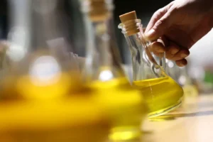 Olive Oil vs. Vegetable Oil: A Deep Dive into the Kitchen Staples