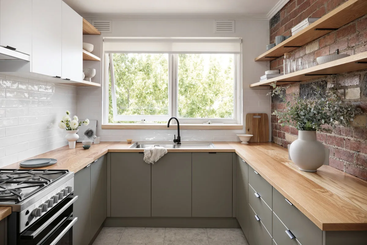 Small Kitchen Layouts: Smart Gear & Space Tips