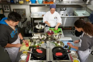 Kitchen Newbies: Teaching Your Partner Cooking with Basic Tools