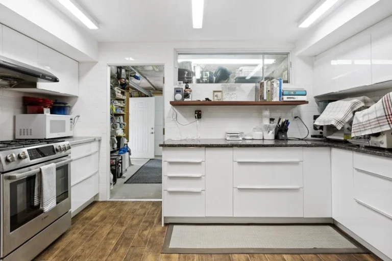 Efficient Workflow in Tiny Kitchens: Tips for Maximizing Space